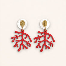 Charger l'image dans la galerie, Boucles d'oreilles Fleur Nabert créations en résine rouge corail avec médaille miraculeuse dorée et nacre blanche