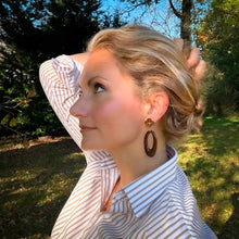 Carica l'immagine nella galleria, orecchini "douce Luce" al cioccolato