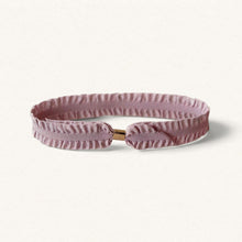 Charger l'image dans la galerie, Bracelet en ruban élastique Pompadour rose poudré avec fermoir doré, par Fleur Nabert créations.