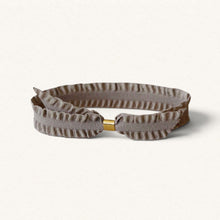 Charger l'image dans la galerie, Bracelet en ruban élastique Pompadour taupe avec fermoir doré, collection Fleur Nabert créations