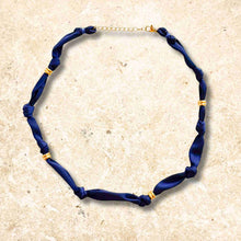 Charger l'image dans la galerie, Les colliers en tissu + attache magique ✨