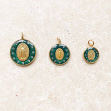 Charger l'image dans la galerie, Trois médailles miraculeuses Fleur Nabert créations en mica vert profond avec douze brillants et anneau gold filled.