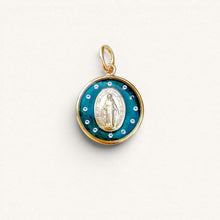 Charger l'image dans la galerie, Médaille miraculeuse Fleur Nabert créations mini 16mm dorée avec mica vert profond et douze brillants incrustés