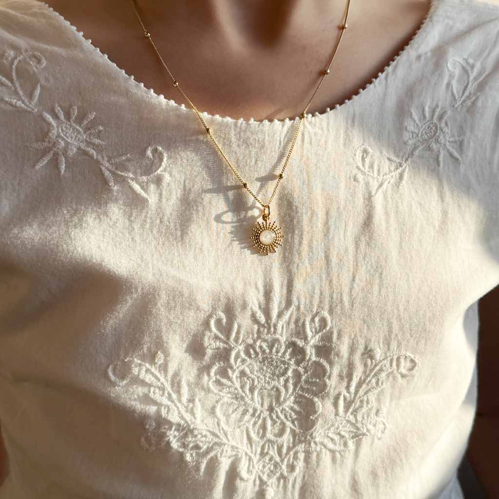 Fleur Nabert créations Small sun monstrance medal MetaobjectListDrop