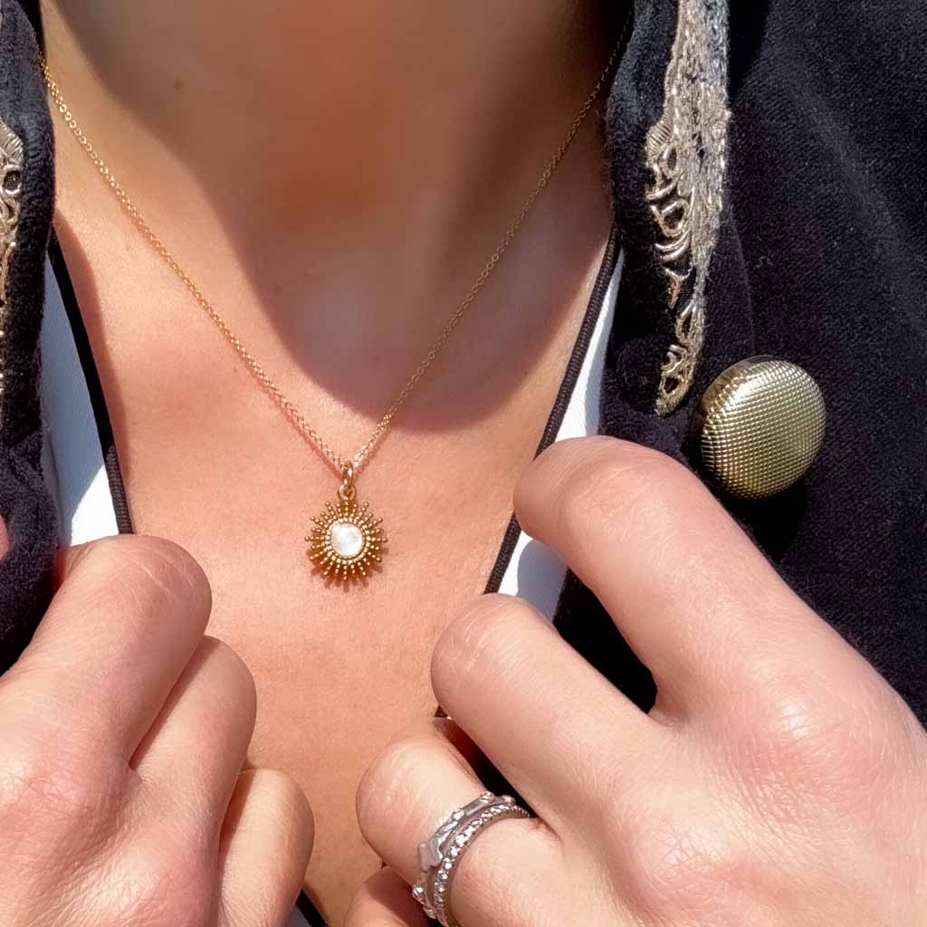 Fleur Nabert créations Small sun monstrance medal MetaobjectListDrop
