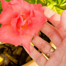 Lade das Bild in den Galerie-Viewer, Bague Guadalupe Fleur Nabert créations ajustable en acier doré portée à la main près d'une fleur rose naturelle
