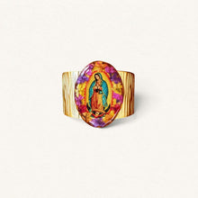 Lade das Bild in den Galerie-Viewer, Bague Guadalupe Fleur Nabert créations en acier doré avec image de la Vierge entourée de fleurs naturelles colorées

