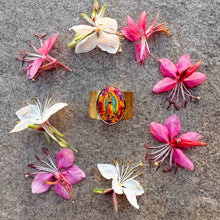Lade das Bild in den Galerie-Viewer, Bague Guadalupe Fleur Nabert créations en acier doré avec image de la Vierge entourée de fleurs naturelles colorées
