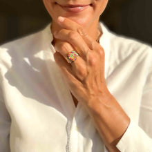 Lade das Bild in den Galerie-Viewer, Bague Guadalupe Fleur Nabert créations en acier doré avec fleurs naturelles colorées portée sur la main d'une femme
