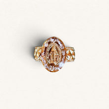 Charger l'image dans la galerie, Bague Fleur Nabert créations dorée avec médaille miraculeuse, feuilles d'argent et monture en acier ciselé.

