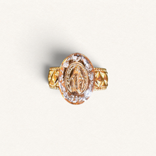 Lade das Bild in den Galerie-Viewer, Bague Fleur Nabert créations dorée avec médaille miraculeuse, détails en feuilles d'argent et monture ciselée
