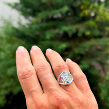 Lade das Bild in den Galerie-Viewer, Wunderbare-Medaille-Ring mit Blumenmuster
