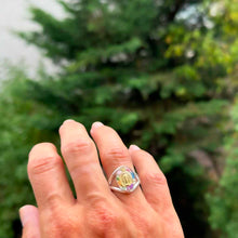 Lade das Bild in den Galerie-Viewer, Wunderbare-Medaille-Ring mit Blumenmuster
