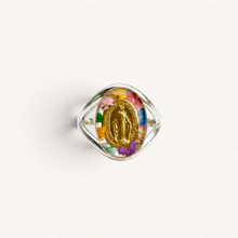 Lade das Bild in den Galerie-Viewer, Bague Fleur Nabert créations avec médaille miraculeuse dorée, fleurs colorées en résine et monture en argent massif.
