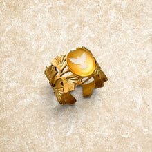 Charger l'image dans la galerie, Bague Spiritus Fleur Nabert créations en acier doré avec colombe, feuilles de ginkgo et inclusion de feuille d'or.
