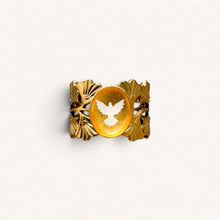 Charger l'image dans la galerie, Bague Spiritus Fleur Nabert créations en acier doré avec colombe en résine, feuilles de ginkgo et feuille d'or 24k.
