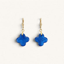Charger l'image dans la galerie, Boucles d'oreilles Fleur Nabert créations en forme de croix quadrilobées bleu scintillant montées sur plaqué or
