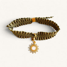 Lade das Bild in den Galerie-Viewer, Bracelet en ruban Pompadour kaki avec pendentif ostensoir soleil doré, par Fleur Nabert créations.
