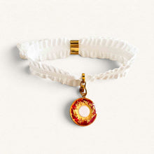 Lade das Bild in den Galerie-Viewer, Bracelet en ruban blanc Pompadour Fleur Nabert créations avec une médaille ronde dorée et rouge
