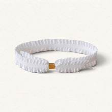 Lade das Bild in den Galerie-Viewer, Bracelet en ruban Pompadour blanc Fleur Nabert créations avec fermoir doré ajustable pour médailles et bijoux
