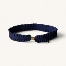 Lade das Bild in den Galerie-Viewer, Bracelet en ruban Pompadour bleu marine Fleur Nabert créations avec fermoir doré ajustable
