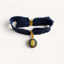 Lade das Bild in den Galerie-Viewer, Bracelet en ruban Pompadour bleu marine avec médaille miraculeuse dorée, par Fleur Nabert créations.
