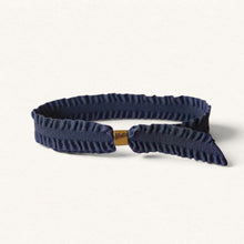 Lade das Bild in den Galerie-Viewer, Bracelet en ruban Pompadour bleu marine avec fermoir doré, collection Fleur Nabert créations.
