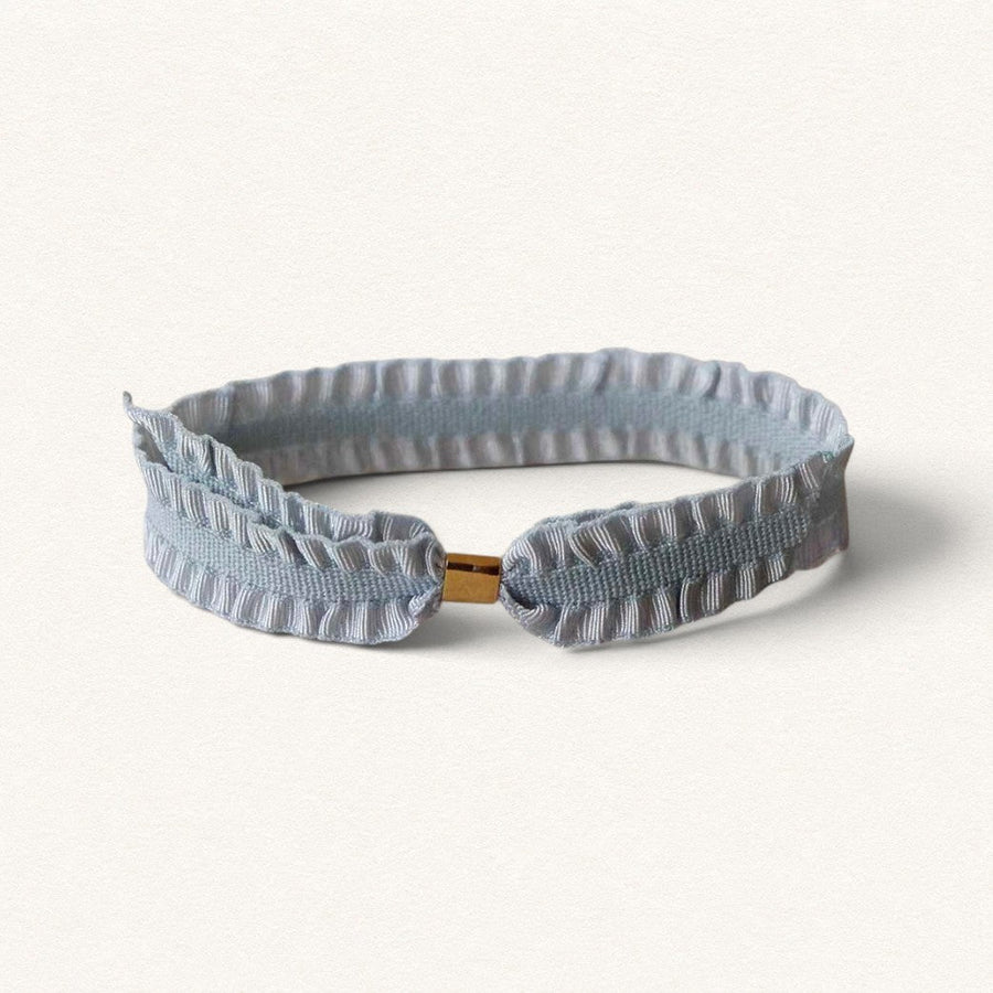 Bracelet en ruban élastique Pompadour bleu céladon avec fermoir doré, par Fleur Nabert créations