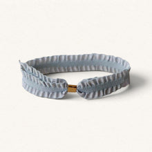 Lade das Bild in den Galerie-Viewer, Bracelet en ruban élastique Pompadour bleu céladon avec fermoir doré, par Fleur Nabert créations
