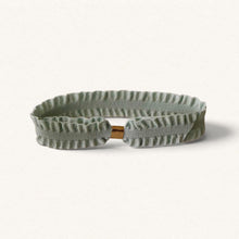 Lade das Bild in den Galerie-Viewer, Bracelet en ruban Pompadour vert céladon avec fermoir doré, collection Fleur Nabert créations
