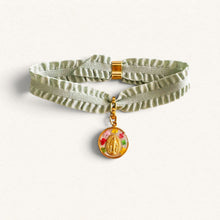 Lade das Bild in den Galerie-Viewer, Bracelet en ruban Pompadour céladon Fleur Nabert créations avec une mini médaille miraculeuse fleurie dorée
