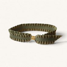 Lade das Bild in den Galerie-Viewer, Bracelet en ruban Pompadour kaki Fleur Nabert créations avec fermoir doré ajustable pour bijou personnalisé.
