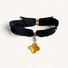 Lade das Bild in den Galerie-Viewer, Bracelet en ruban Pompadour noir Fleur Nabert créations avec une petite croix dorée et ambrée
