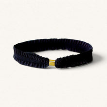 Lade das Bild in den Galerie-Viewer, Bracelet en ruban Pompadour noir avec fermoir doré, collection Fleur Nabert créations pour bijoux personnalisés.
