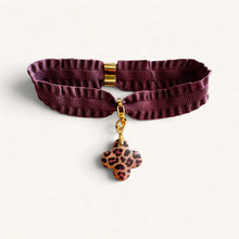 Lade das Bild in den Galerie-Viewer, Bracelet en ruban Pompadour pourpre avec une croix motif léopard, création Fleur Nabert créations.
