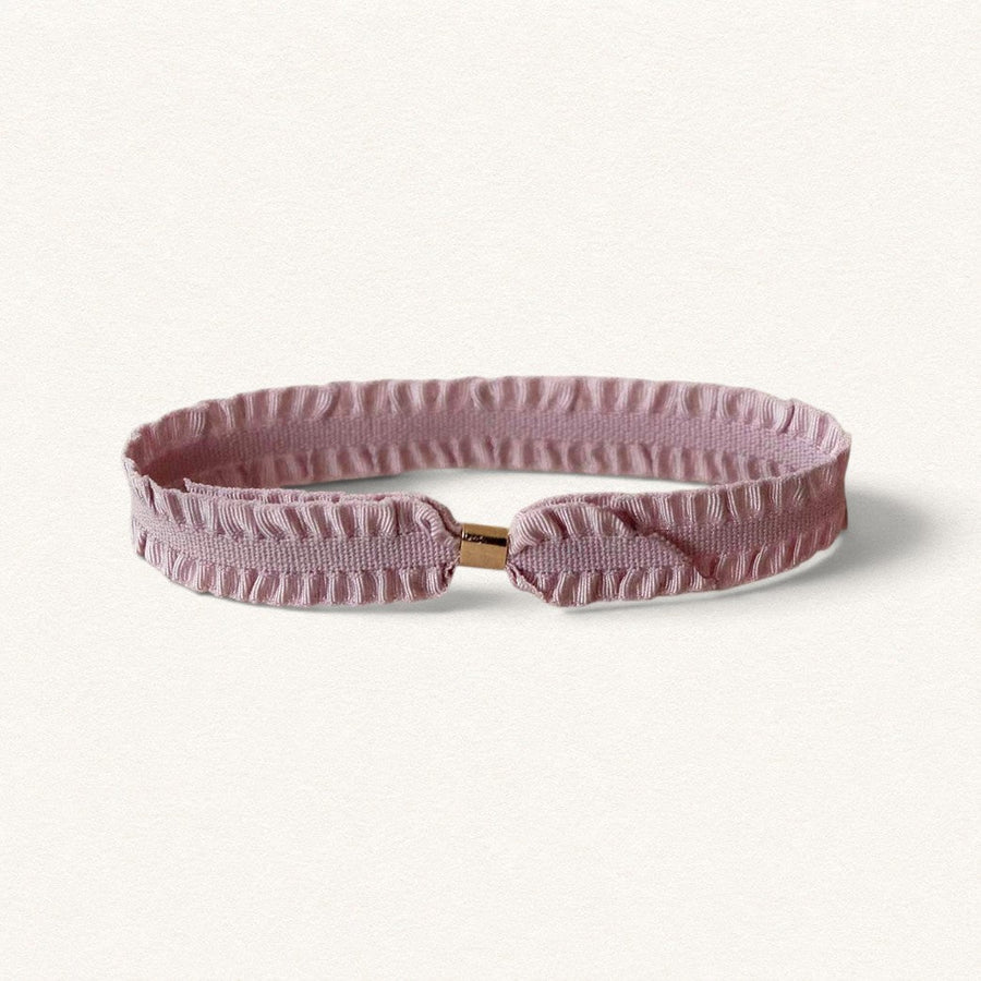Bracelet en ruban élastique Pompadour rose poudré avec fermoir doré, par Fleur Nabert créations.