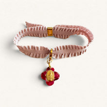Lade das Bild in den Galerie-Viewer, Bracelet en ruban Pompadour rose Fleur Nabert créations avec une mini médaille miraculeuse fleurie dorée.
