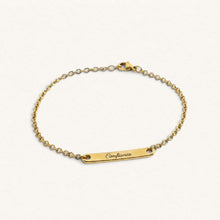 Charger l'image dans la galerie, Bracelet de vœu Fleur Nabert créations en acier inoxydable doré avec une plaque gravée du mot Confiance
