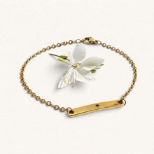 Charger l'image dans la galerie, Bracelet de vœu Fleur Nabert créations en acier inoxydable doré avec une étoile gravée et une fleur blanche

