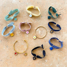Charger l'image dans la galerie, Collection de bracelets Fleur Nabert créations avec médailles miraculeuses colorées, mica et détails dorés sur fond pierre

