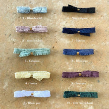 Charger l'image dans la galerie, Bracelets en tissu plissé Fleur Nabert créations avec fermoir doré, disponibles en dix coloris variés sur fond pierre.
