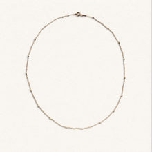 Charger l'image dans la galerie, Chaîne Fleur Nabert créations Sainte Elisabeth en argent massif plaqué or avec petites perles dorées, longueur 42 cm
