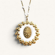 Load image into Gallery viewer, Collier Fleur Nabert créations Reine du Ciel avec médaille miraculeuse dorée, fleurs en acier et résine blanche
