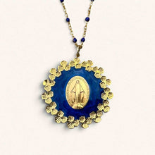 Load image into Gallery viewer, Collier Fleur Nabert créations avec médaille miraculeuse dorée, entourée d'une couronne de fleurs en résine bleue.

