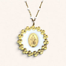 Load image into Gallery viewer, Collier Fleur Nabert créations Reine du Ciel avec médaille miraculeuse dorée, fleurs en acier et résine blanche
