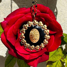Charger l'image dans la galerie, Collier Fleur Nabert créations Reine du Ciel avec médaille miraculeuse dorée, résine noire et couronne de fleurs
