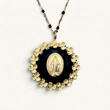 Charger l'image dans la galerie, Collier Fleur Nabert créations Reine du Ciel avec médaille miraculeuse dorée, fleurs en acier et perles de résine noire

