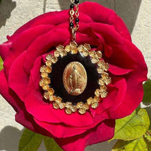 Charger l'image dans la galerie, Collier Fleur Nabert créations Reine du Ciel avec médaille miraculeuse dorée, fleurs en acier et résine noire sur rose
