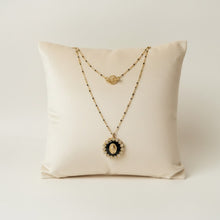 Charger l'image dans la galerie, Collier sautoir Fleur Nabert créations double rang doré avec médaille miraculeuse, fleurs en résine noire et perles
