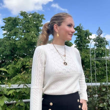 Charger l'image dans la galerie, Femme portant le collier sautoir double rang Reine du Ciel Noir Fleur Nabert créations avec médaille et fleurs
